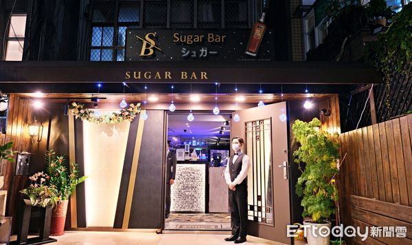 ▲台北晶華酒店也推出「晶‧華燈初上」住房專案，即日起至1/30開賣，兩人成行、每人每晚3,990元起，加購高鐵車票可享8折優惠。（圖／記者彭懷玉攝）