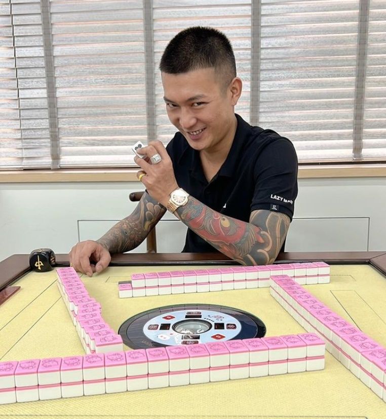 ▲辣妹要求簽名在超兇車頭燈！鳳梨「罪惡感湧上」網一看：被出賣了。（圖／翻攝自Instagram／yi0107）