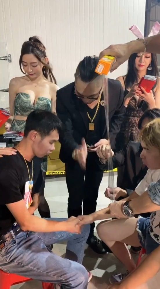 ▲連千毅拱鄧佳華PK吃屎哥! 互槓3年失控扭打爆血「被逼吃大便」。(圖/翻攝自Facebook/連千毅)