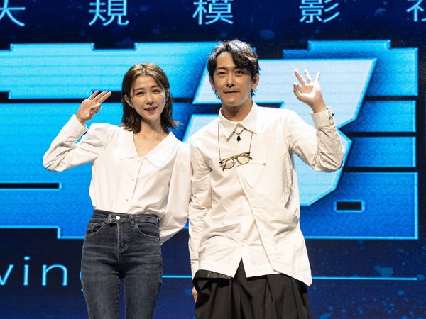 ▲邵雨薇、合影視執行長曾瀚賢、施名帥出席第三屆「野草計畫－編導人才創意戰」 。（圖／野草計劃提供）