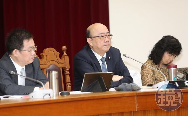 名嘴郭正亮（中）這套「哈米尼主動獻頭」的說法顯然無法說服廣大網友。（本刊資料照）