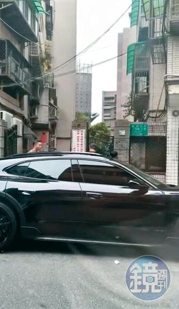 【獨家】【港星愛台灣】開保時捷上麵館　余文樂下車當立牌寵粉