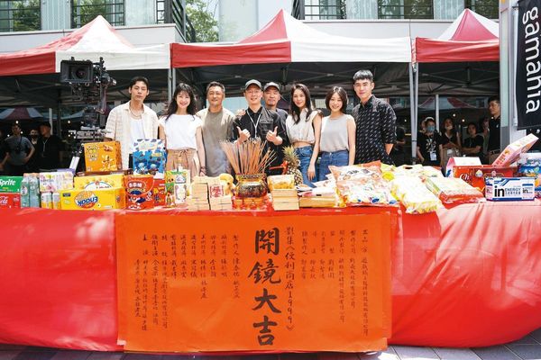 【獨家】【港星愛台灣】開保時捷上麵館　余文樂下車當立牌寵粉