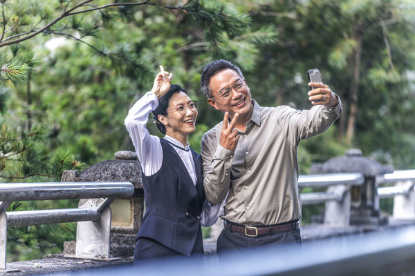 ▲徐麗雯為《宇宙的源頭就是愛》學棒球。（圖／大愛電視提供）