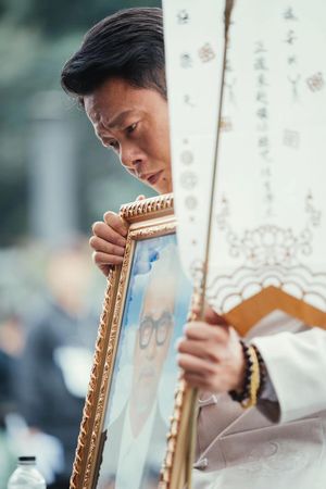 ▲李康生《良辰吉時》化身禮儀師 第一次穿壽衣演出 。(圖/CATCHPLAY提供)