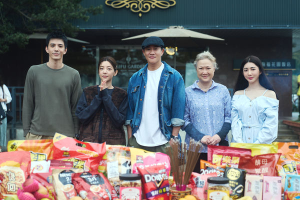▲《不如海邊吹吹風》由金鐘導演何潤東執導。林柏叡、郭雪芙、導演何潤東、洪慧芳、王晴。金門取景(圖/大川大立數位影音提供)