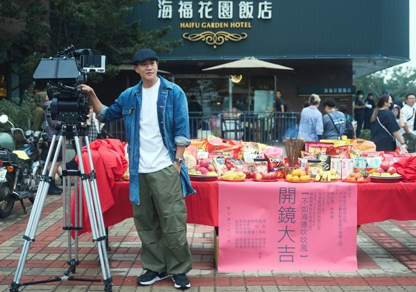 ▲《不如海邊吹吹風》由金鐘導演何潤東執導。林柏叡、郭雪芙、導演何潤東、洪慧芳、王晴。金門取景(圖/大川大立數位影音提供)