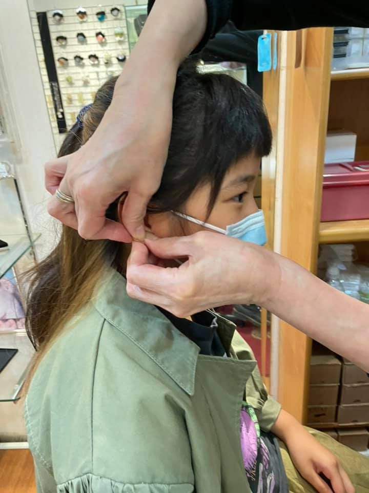 ▲陳泱瑾親自帶8歲女兒打耳洞！（圖／翻攝自Facebook／Gracetw 陳泱瑾）