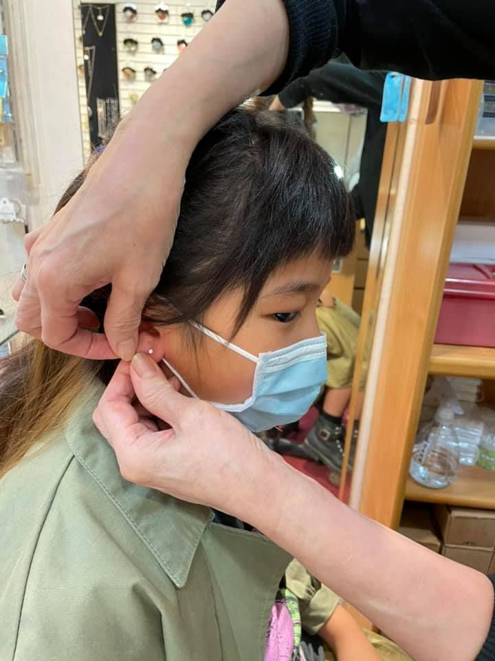 ▲陳泱瑾親自帶8歲女兒打耳洞！（圖／翻攝自Facebook／Gracetw 陳泱瑾）