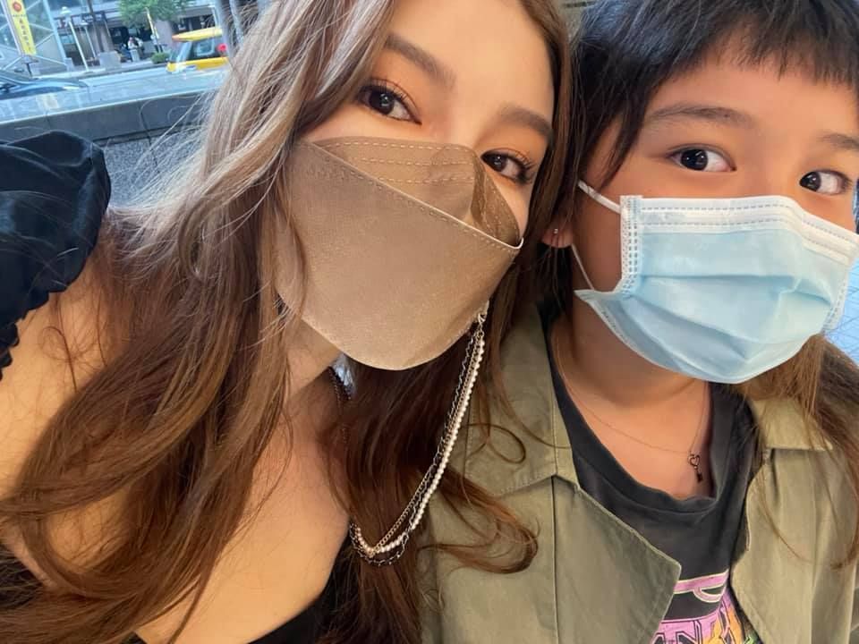 ▲陳泱瑾親自帶8歲女兒打耳洞！（圖／翻攝自Facebook／Gracetw 陳泱瑾）