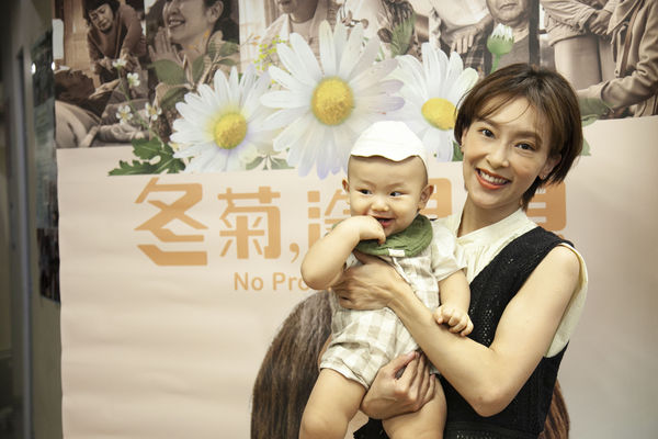 ▲▼ 陳瑋薇帶兒子參加座談會 。(圖/大愛提供)