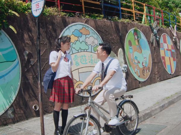 ▲《婚姻結業式》謝祖武張本渝在校門口初次相遇。郁方、何如芸高中互動畫面新曝光。(圖/華視提供)
