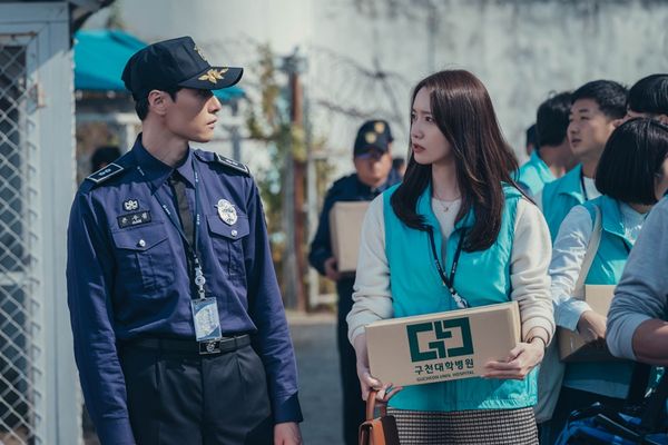 ▲▼雷／李鍾碩完美演技騙倒眾人　《黑話律師》露恐怖笑容神反轉。（圖／Disney+提供）