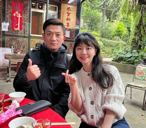 ▲▼高嘉瑜貼出與霍建華哥哥、霍建元的合照,並與網友討論《華燈初上》的兇手。(圖/翻攝高嘉瑜臉書)