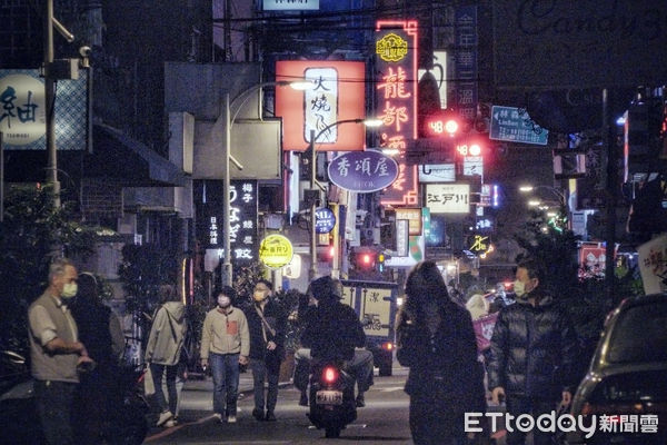 ▲▼林森北路點亮招牌，開啟一天的夜生活。（圖／記者梁建裕攝）