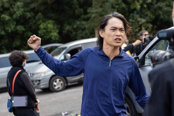 ▲《拳職人員》黃鐙輝化身鐵血拳擊教練激鬥藍葦華 練拳悟出一字秘訣。(圖/公視台語台提供)