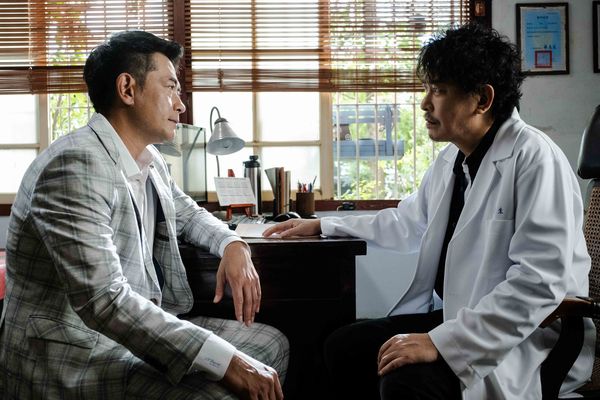 ▲陳嘉樺Ella睽違九年重返台劇《生命捕手》。王識賢飾演醫術超群的嘉南平原俠醫「杜樂生」（圖／東森提供）
