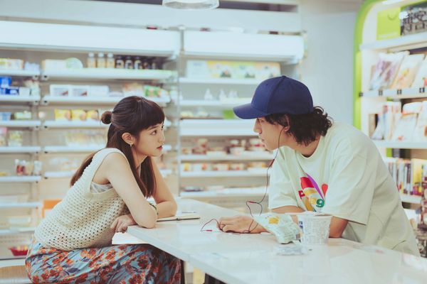 ▲《此時此刻》Lulu黃路梓茵泳池畔親涼吻上林柏宏直呼「情不自禁」。(圖/百聿數碼提供)
