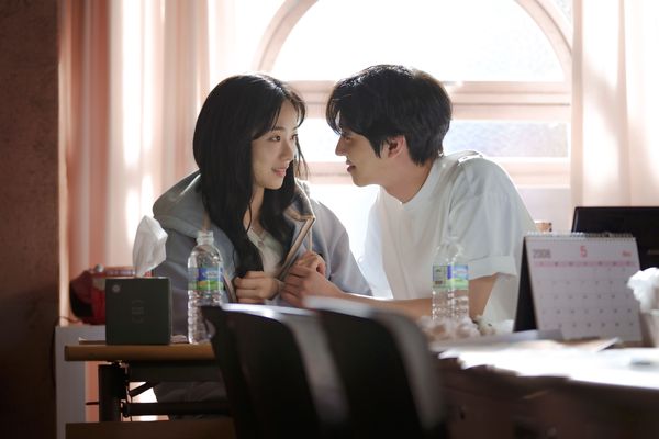 ▲《走進你的時間》改編自台劇《想見你》。(圖/Netflix提供)