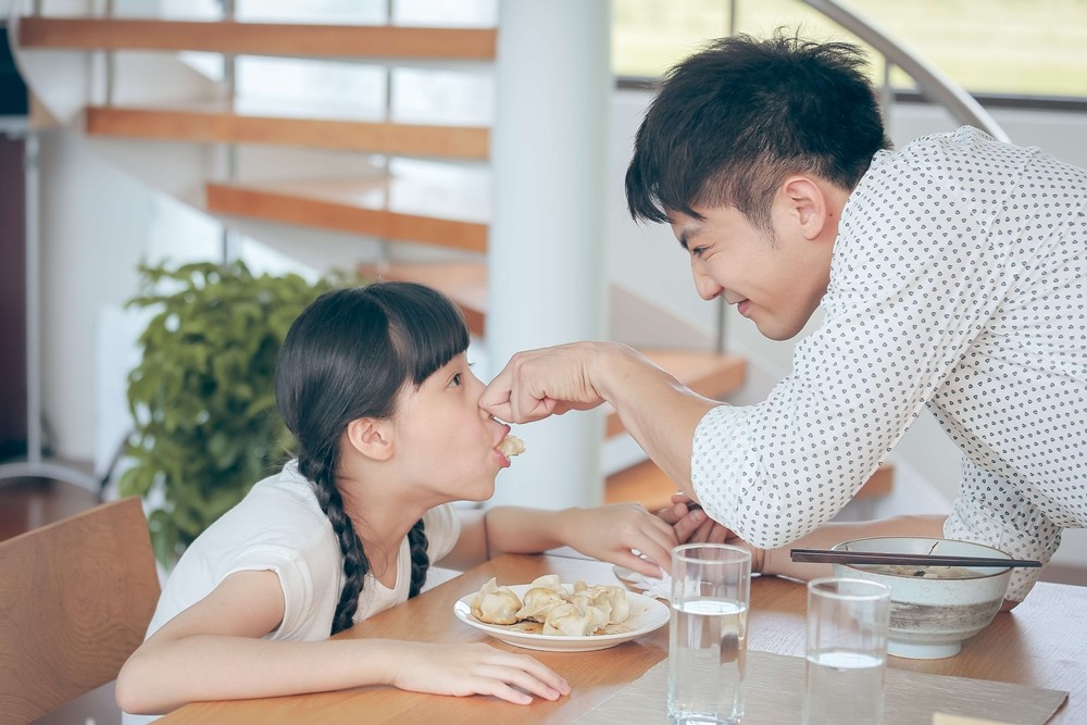 歐陽娣娣拍戲啦!《舞吧舞吧在一起》跟鄒承恩演父女檔。(圖/三立提供) 歐陽娣娣拍戲啦!《舞吧舞吧在一起》跟鄒承恩演父女檔。(圖/三立提供)