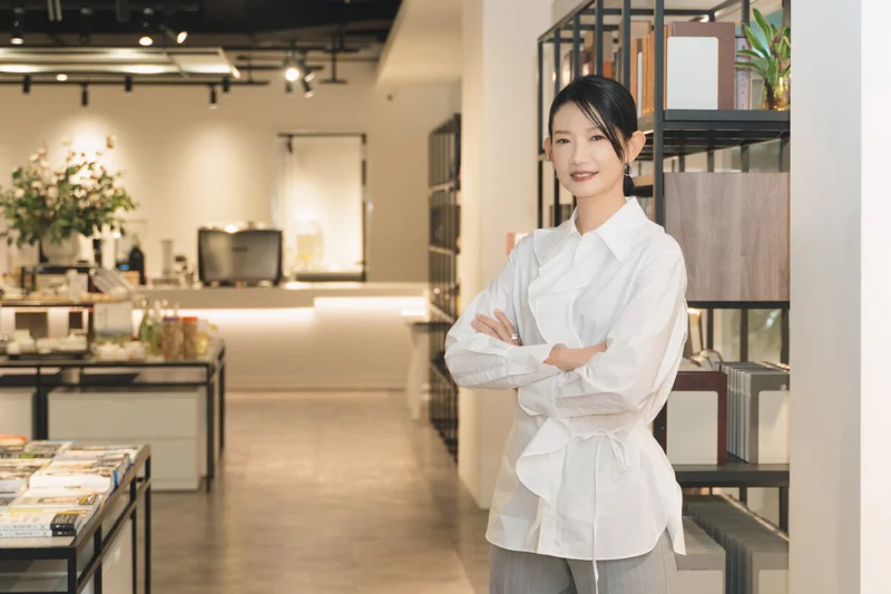 吳奕蓉在「大愛街2巷」中飾演熱情開朗的美髮店老闆娘。圖／大愛電視提供