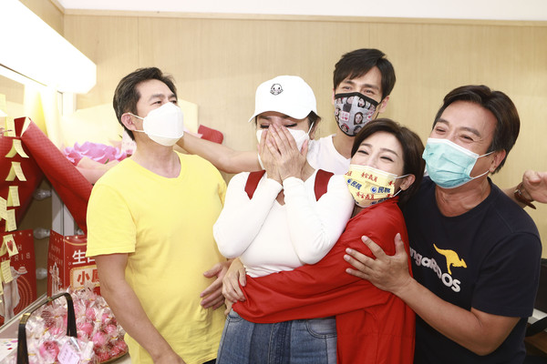 ▲▼ 陳美鳳過生日驚喜不斷喜收168顆紅蛋。左起黃金歲月鄭文騰製作人、許念台副總、洪都拉斯、陳美鳳、黃錦鳳製作人、GINO、王彩樺、王中平（圖／民視提供）