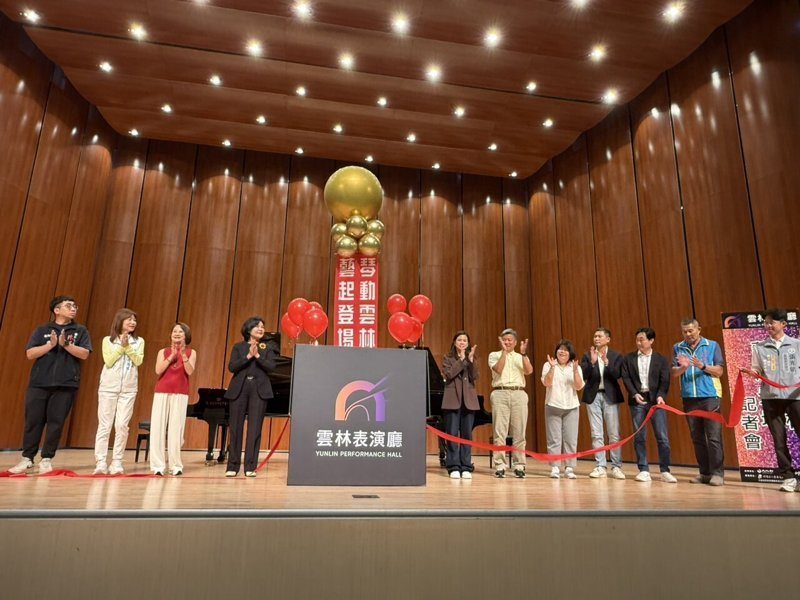 雲林表演廳今年初因防水工程、大廳電視牆、表演廳字幕機等設備增設閉館，近日工程完成，縣府今開箱新購置的德國頂級手工鋼琴「貝希斯坦」，並公布下半年表演節目。記者陳雅玲／攝影