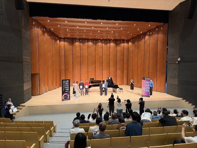 雲林表演廳今年初因防水工程、大廳電視牆、表演廳字幕機等設備增設閉館，近日工程完成，文化觀光處今開箱新購置的德國頂級手工鋼琴「貝希斯坦」。記者陳雅玲／攝影