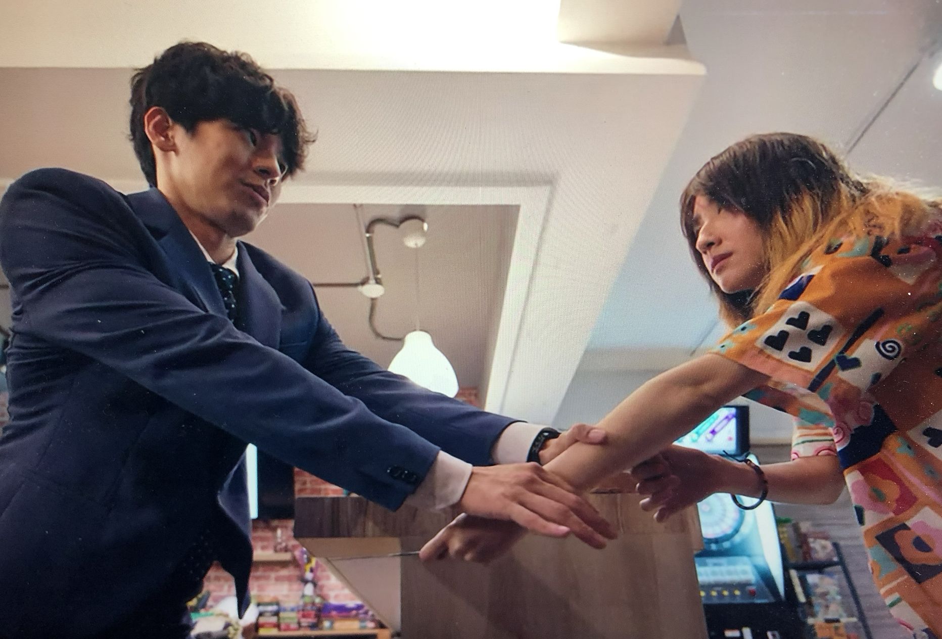 ▲▼ 柯佳嬿拿「鵰頭鍘」斬渣男 。(圖/翻攝自Netflix)