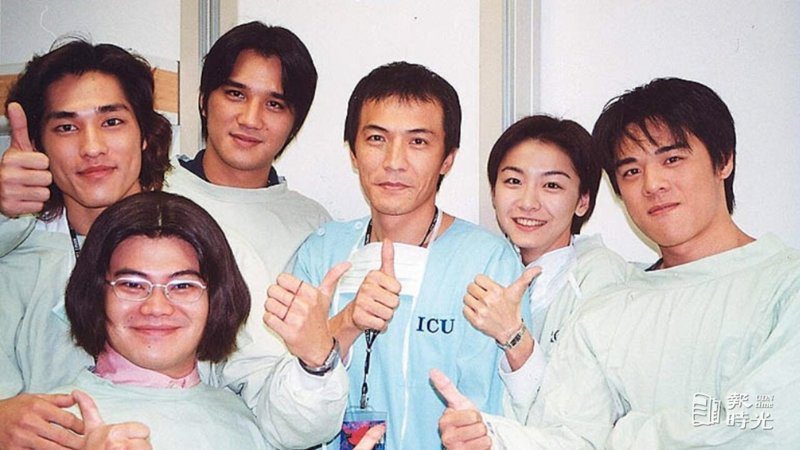 「大醫院小醫師」的年輕演員認為戴立忍（中）是一個不可多得的好演員！圖／聯合報系資料照(2000/10/08 盛榮攝影)