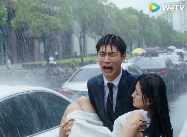 ▲邢昭林抱著梁潔在大雨中求助,《你是我的命中註定》重現雨中流產。(圖/WeTV提供) ▲邢昭林抱著梁潔在大雨中求助,《你是我的命中註定》重現雨中流產。(圖/WeTV提供)