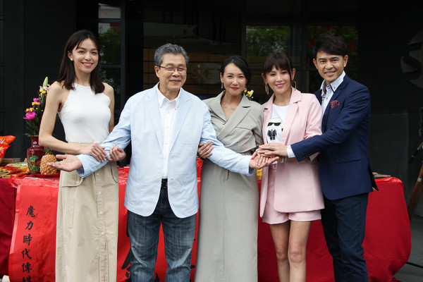 ▲三立新台劇《天之驕女》開鏡 張本瑜搭竇智孔回歸台語劇,黃少祺新戲再接腹黑角色與韓瑜演夫妻。(圖/三立提供) ▲三立新台劇《天之驕女》開鏡 張本瑜搭竇智孔回歸台語劇,黃少祺新戲再接腹黑角色與韓瑜演夫妻。(圖/三立提供)