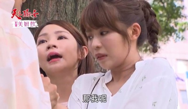 ▲《天之驕女》連體嬰談戀愛，妹妹近距離看KISS 。（圖／翻攝三立台劇）