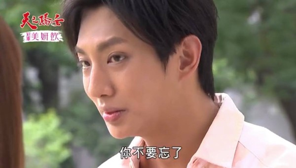 ▲《天之驕女》連體嬰談戀愛，妹妹近距離看KISS 。（圖／翻攝三立台劇）