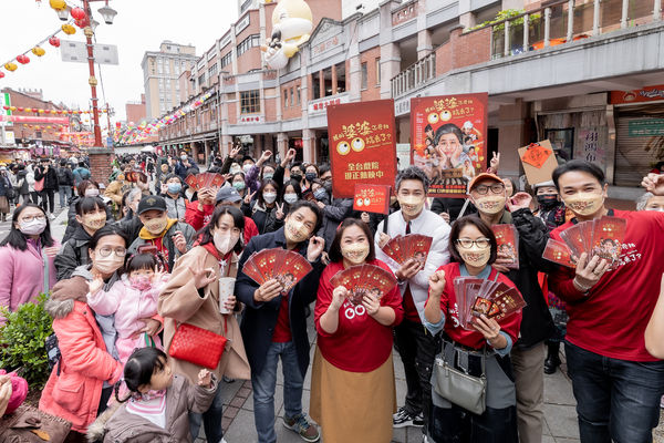 ▲▼《我的婆婆怎麼把OO搞丟了》迪化街掃街。（圖／威視提供）