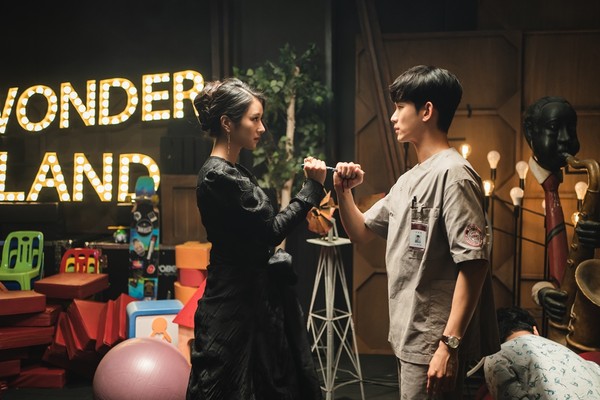 ▲雖然是精神病但沒關係,金秀賢,徐睿知。（圖／Netflix提供）