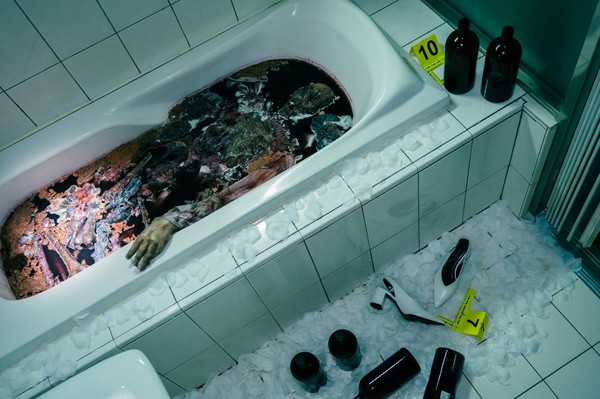 ▲《誰是被害者》中被害者死法各有蹊蹺，有墜橋碎裂、跪坐焦屍，王水溶屍等情節。（圖／Netflix提供）