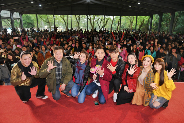 ▲▼三立八點台劇《炮仔聲》主要演員陳冠霖、李燕、林在培、徐亨、王宇婕、吳婉君及許孟甯等,9日於開工前夕到埔心牧場走春舉辦見面會。(圖/三立提供)