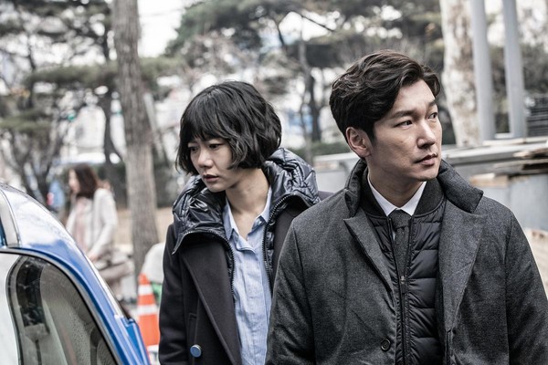《秘密森林》的主角曹承佑（右）與裴斗娜，都被超強劇本吸引加入演出。（Netflix提供）