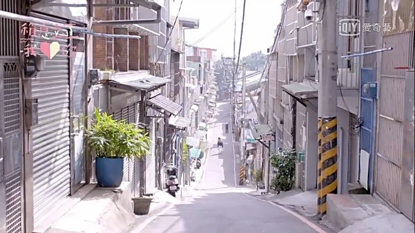 ▲顏力正背鍾少曦回家，小巷風景美呆了。（圖／翻攝自愛奇藝《稍息立正我愛你》）