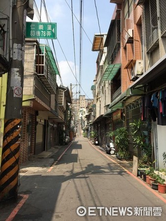 ▲家家戶戶除了鐵窗還有綠色遮陽棚。（圖／Wispa攝）
