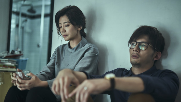 ▲▼ 公視《我們與惡的距離》賈靜雯與溫昇豪詮釋受害者家屬神情悲痛 。(圖/公視提供)