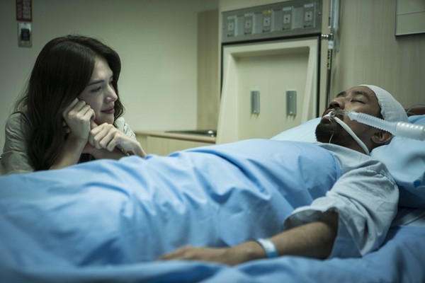 ▲黃健瑋《麻醉風暴2》死亡,楊惟愉(許瑋甯飾)試圖喚醒昏迷 。(圖/公視提供)