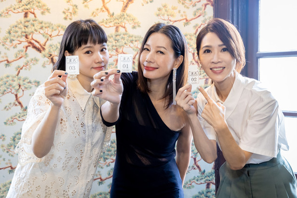 ▲▼四樓的天堂,謝盈萱、丁寧、王真琳 抽看診號碼牌 喊話黃秋生推拿開業看診。(圖/公視提供)