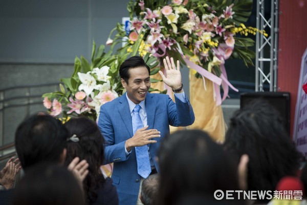 ▲莊凱勳日前到歐洲度蜜月。在麻醉風暴2演出立委「萬大器」。(圖/公視)