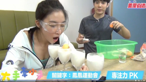 ▲▼張家瑋跟夏宇禾性感PK體能 「鳳凰直播」讓粉絲大讚看到賺到。(圖/民視提供) ▲▼張家瑋跟夏宇禾性感PK體能 「鳳凰直播」讓粉絲大讚看到賺到。(圖/民視提供)