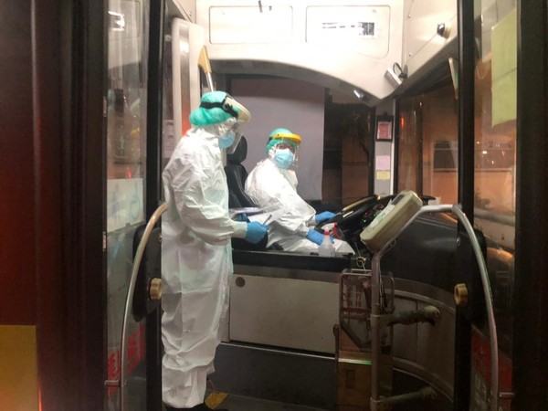 ▲▼台北霞海城隍廟捐贈台北市消防局1100件「C級防護衣」。（圖／Facebook／台北霞海城隍廟）