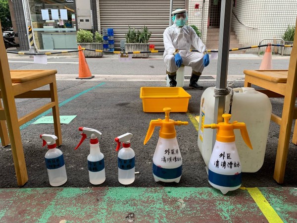▲▼台北霞海城隍廟捐贈台北市消防局1100件「C級防護衣」。（圖／Facebook／台北霞海城隍廟）