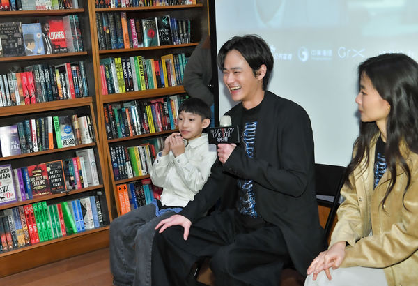 ▲《化外之醫》導演詹淳皓（前排左起）、監製湯昇榮、主演許安植、夏騰宏與謝以樂出席誠品特映講座。（圖／公視、中華電信、瀚草文創提供）