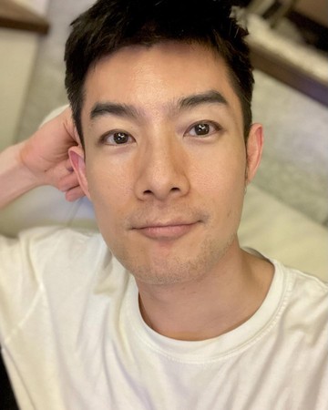 ▲▼施易男戴口罩收宅配，送貨員：「我從小看你的戲。」（圖／翻攝自臉書／施易男）